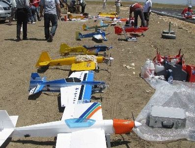 Model uçak izleyicilerin arasına düştü