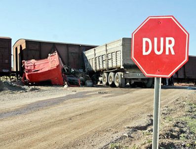 Pamukova'da tren tırla çarpıştı