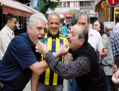 Sarı-Lacivertli Baklava Kapışıldı