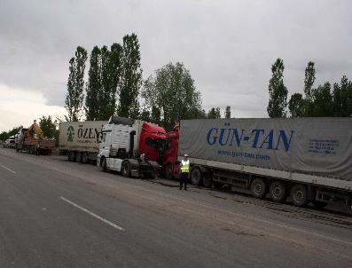 Tır‘lar Kafa Kafaya Çarpıştı