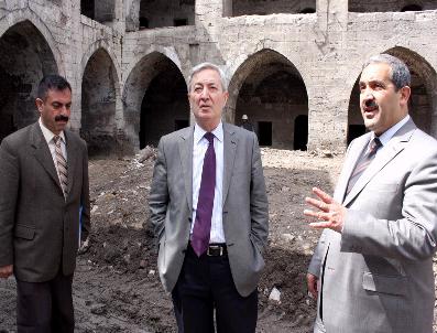 BEŞIR AYVAZOĞLU - Beşir Ayvazoğlu Sivas‘ta