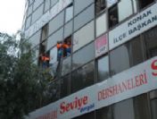 İşten çıkarılanlar CHP binasını işgal etti