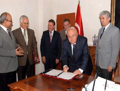 YAVUZ ERKMEN - Meslek Lisesi‘ne Yardımlar Devam Ediyor