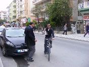 Sökeli Çaycı Sıcak Ve Hızlı Çay Servisi İçin Pedal Basıyor