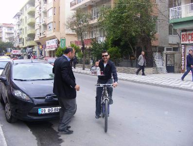 Sökeli Çaycı Sıcak Ve Hızlı Çay Servisi İçin Pedal Basıyor