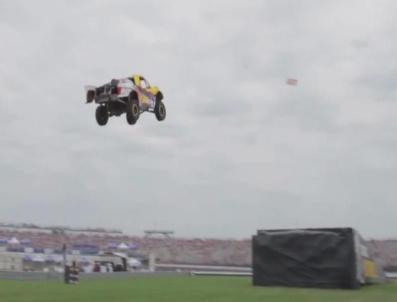 Dört-Çekerli Araç İle Atlamada Dünya Rekoru Kırıldı