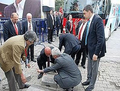 UMUT ORAN - Kılıçdaroğlu'nun otobüsü kaldırım taşları nedeniyle miting alanına geç girdi