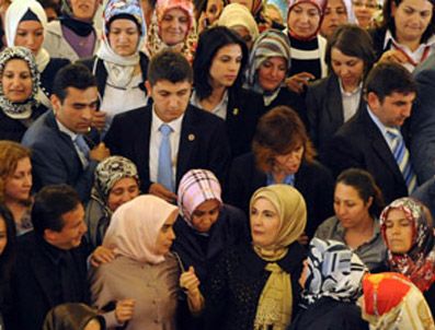 AKP'li kadınların Emine Erdoğan izdihamı