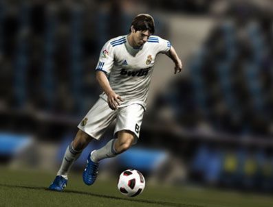ELECTRONIC ARTS - FIFA 12 emin adımlarla koşuyor