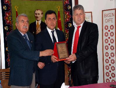 SAIT DILEK - Milletvekili Dilek‘e Gazetecilerden Teşekkür Plaketi