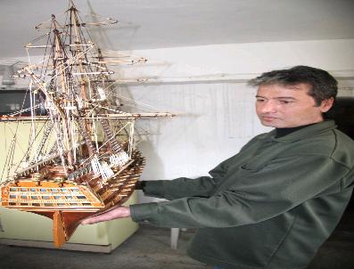 İngiliz Kraliyet Donanmasına Ait Geminin Maketini Yaptı