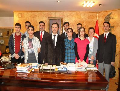 TURHAN AYVAZ - Vali Ayvaz, Mardin’İn Ygs Şampiyonlarını Altınla Ödüllendirdi