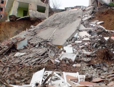 MURAT ÖZTÜRK - Samsun'da tadilat halindeki bina çöktü