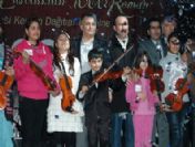 'Bir Enstrüman Bin Roman' orkestrası ilk konserini verdi