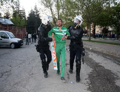 Bursaspor Taraftarları Polise Saldırdı