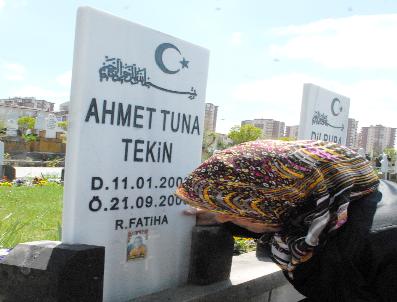 DILRUBA - Anneler Günü‘nde Çocuklarının Mezarına Koştu