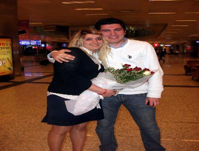 Atatürk Havalimanı'nda Şaşırtan Evlenme Teklifi Etti