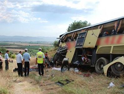 DOĞANBEY - İzmir'de otobüs kazası: 2 ölü 24 yaralı