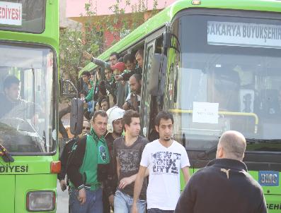 Kocaelisporlu Taraftarlar, Şehirden Ayrılırken Otobüslerinin Camlarını Kırdı