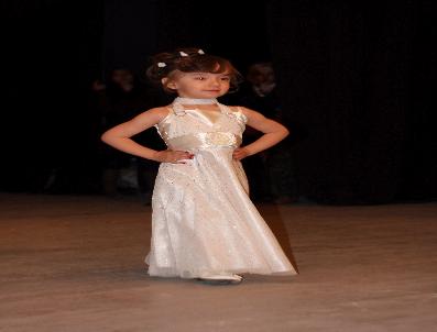 Miniklerin Renkli Anneler Günü Etkinliği