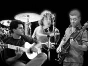 Bas gitarda Levent Yüksel!