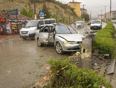 Elektrik Direğine Çarparak Durabildi: 2 Yaralı