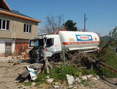SALIH GÜNEŞ - LPG yüklü tanker evin bahçesine daldı