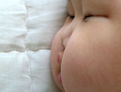 Az uyku obeziteye sebep oluyor