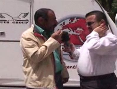 Canlı yayında halk röportajı yapan muhabiri, arı sokunca...