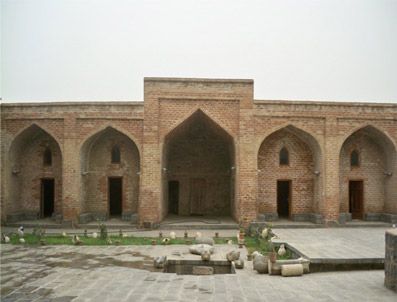 Cizre'de pkk yandaşları medreseye saldırdı