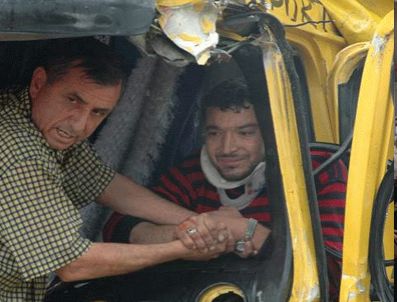 Sıkıştığı kamyonda acılar içerisinde kurtarılmayı bekledi