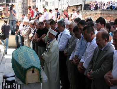 LATIF YUNUSOĞLU - Yanan Otobüsün Şoförünün Cenazesi Arsin‘de Toprağa Verildi