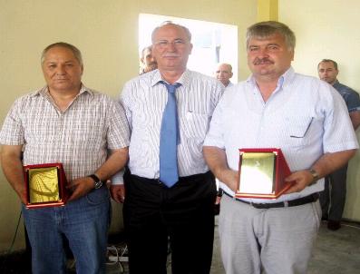 Belediyeden Emeklilere Plaket