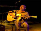 Bülent Ortaçgil sevenlerini büyüledi