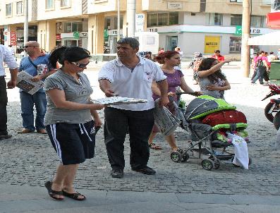 YILDIRAY SAPAN - Chp Milletvekili Adayı Bedava Cumhuriyet Gazetesi Dağıttırdı