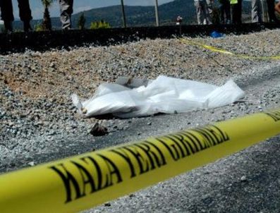 Minibüsle kamyon çarpıştı: 3 ölü