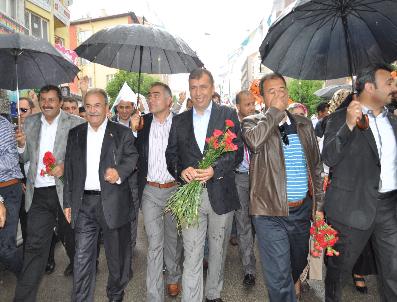 Yağmur Altında Sevgi Yürüyüşü