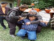 Anne Ve Babasını Oy Kullanmaya Sırtında Götürdü