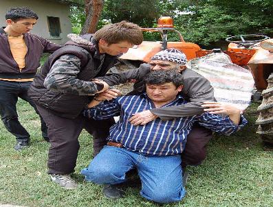 Anne Ve Babasını Oy Kullanmaya Sırtında Götürdü