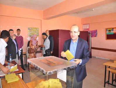 Bakan Şimşek Oyunu Kenar Semtte Kullandı