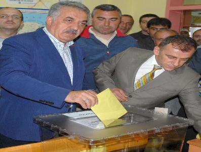 Bakan Yazıcı, Oyunu Memleketi Rize‘de Kullandı