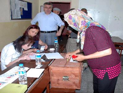 Çanakkale‘de Bazı Okullarda Tahta Sandıklarda Oy Kullanıldı