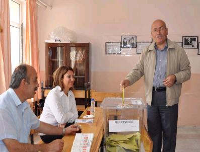 MURAT GÖKTÜRK - Fahri Yıldız Ve Milletvekili Adayı Murat Göktürk, Aynı Okulda Oy Kullandı
