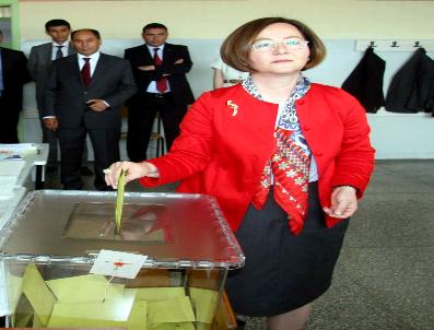 RUHSAR DEMİREL - Mhp Eskişehir 1. Sıra Milletvekili Adayı Ruhsar Demirel Oyunu Mezun Olduğu Okulda Kullandı