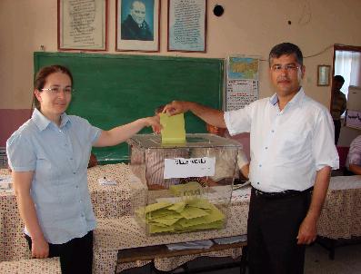 AYDıN ÖZER - Milletvekili Adayları Oylarını Kullandı