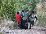 Sınırda Ekmek Bekleyenlerin Umudu Çocuklar Oldu