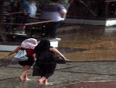 Antalya‘da Sağanak Yağmur Sürprizi