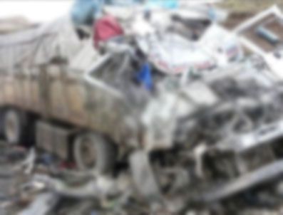 GEZIN - Otobüs kamyonla çarpıştı 3 kişi hayatını kaybetti