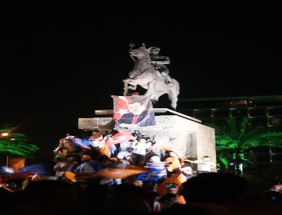 RIFAT SAİT - İzmir‘de Ak Partililer Seçim Zaferini Cumhuriyet Meydanı‘nda Kutladı