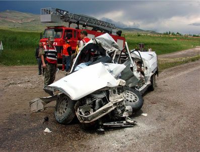 Otomobil ile otobüs çarpıştı 5 kişi hayatını kaybetti